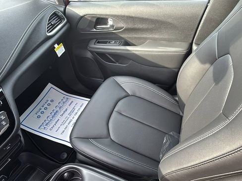 New 2026 Chrysler Pacifica Select image 15