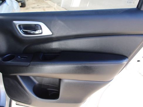 Used 2019 Nissan Pathfinder SL image 8