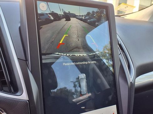 Used 2024 Ford Edge SEL image 9