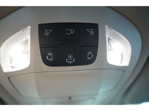 Used 2022 Chrysler Voyager LX FWD image 27