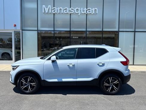 Used 2025 Volvo XC40 B5 Core AWD/4WD image 2