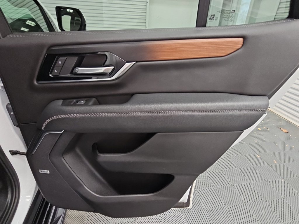 Certified 2025 GMC Yukon Denali RWD image 39