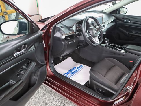 Used 2024 Nissan Altima 2.5 SV FWD image 3