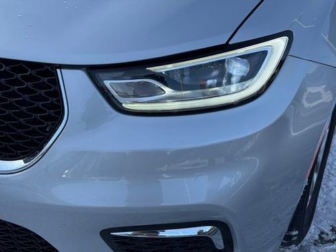 Certified 2024 Chrysler Pacifica Touring-L image 3