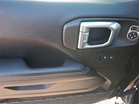 Used 2021 Jeep Gladiator Overland image 12