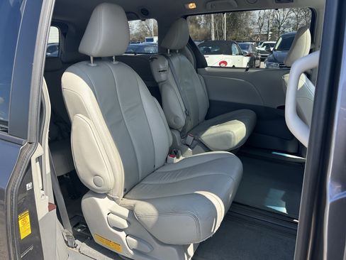 Used 2014 Toyota Sienna XLE image 30