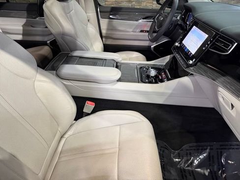 Used 2022 Jeep Wagoneer Series III w/ Premium Group I AWD/4WD image 26