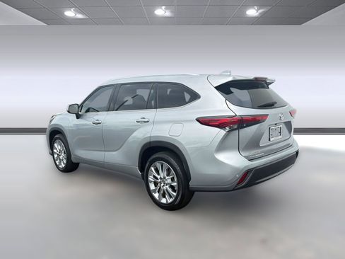 Used 2023 Toyota Highlander Limited FWD image 3