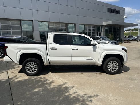 Certified 2025 Toyota Tacoma SR5 AWD/4WD image 10