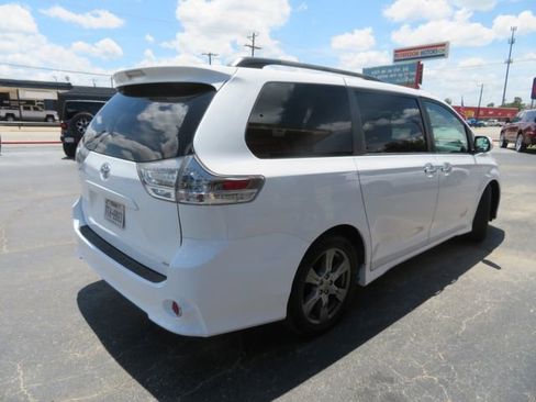 Used 2017 Toyota Sienna SE image 5