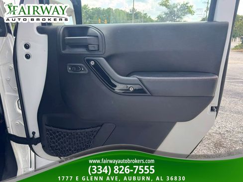Used 2012 Jeep Wrangler Unlimited Sahara AWD/4WD image 28