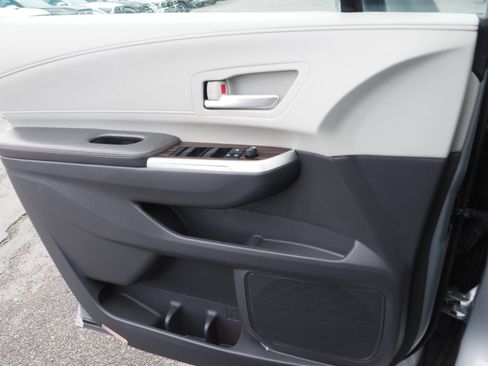 Used 2021 Toyota Sienna XLE image 12