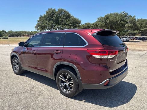Used 2019 Toyota Highlander LE FWD image 6