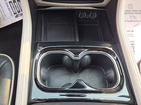 Used 2024 Chrysler Pacifica Limited FWD image 18