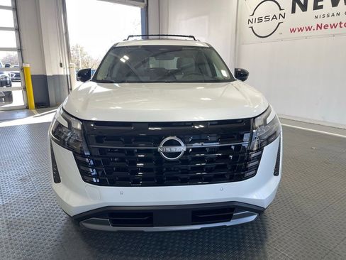 New 2026 Nissan Pathfinder SL image 3