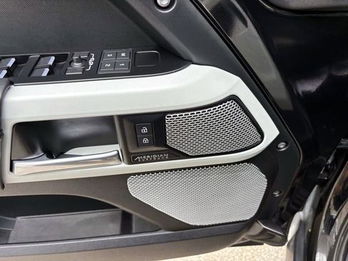 Used 2023 Land Rover Defender 130 X-Dynamic SE image 13