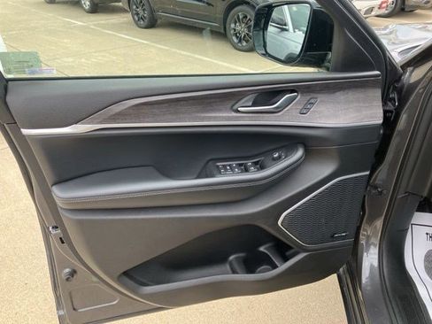 Certified 2022 Jeep Grand Cherokee L Limited AWD/4WD image 9