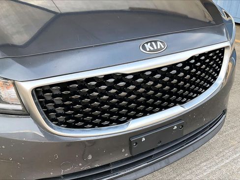 Used 2017 Kia Sedona LX image 29
