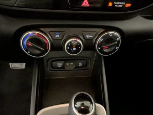 Used 2025 Hyundai Venue SE FWD image 26