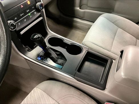 Used 2016 Toyota Camry LE image 17