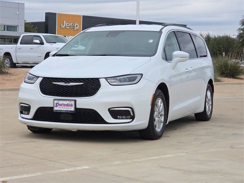 Used 2022 Chrysler Pacifica Touring-L image 3