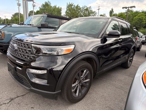 Used 2023 Ford Explorer XLT w/ Equipment Group 202A AWD/4WD image 4