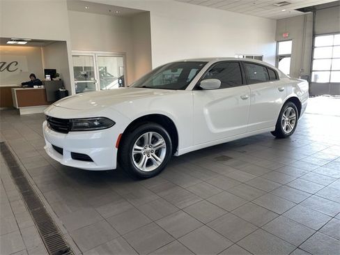 Used 2019 Dodge Charger SXT image 2