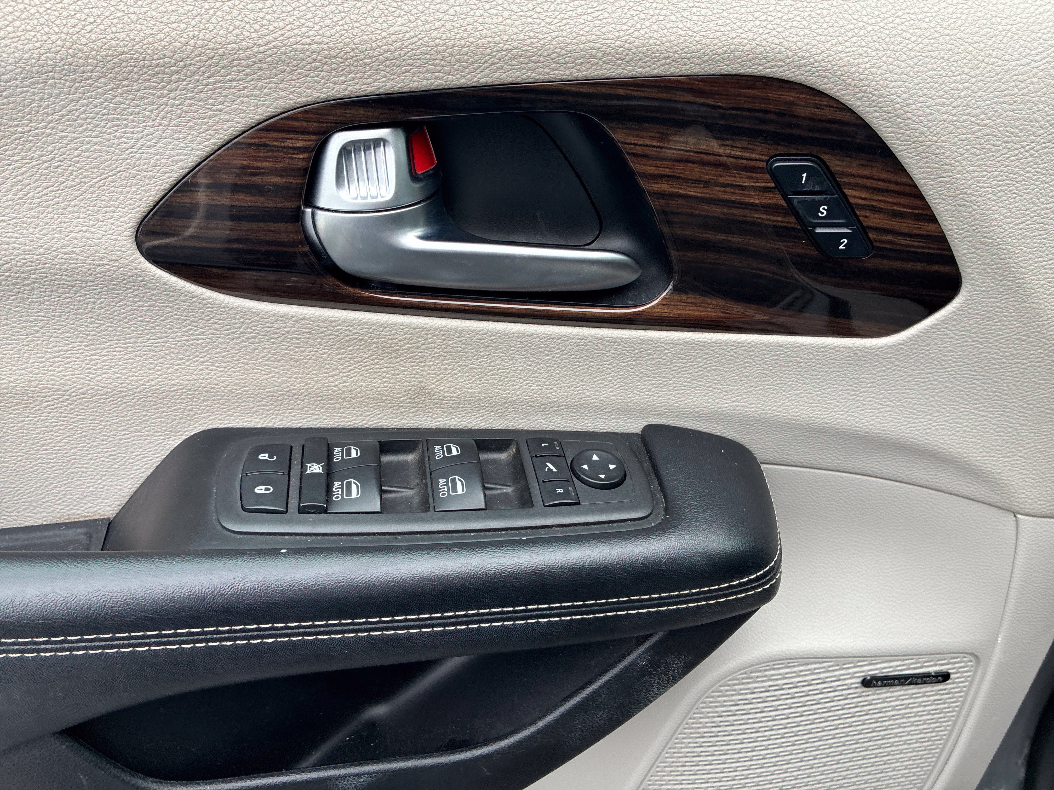 Used 2022 Chrysler Pacifica Limited FWD image 12