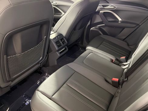 Used 2025 Audi Q5 Premium w/ Convenience Package image 11