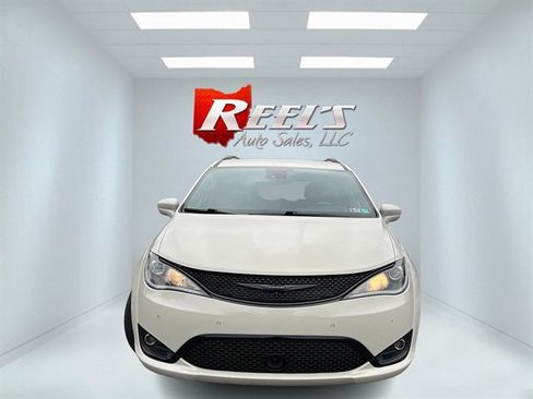 Used 2020 Chrysler Pacifica Touring-L w/ Advanced Safetytec Group FWD image 3