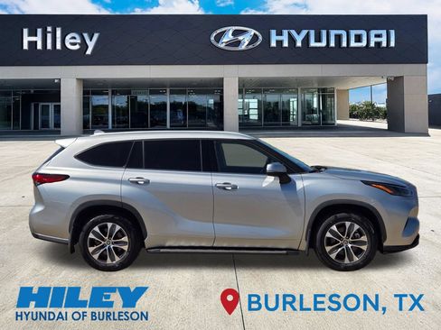 Used 2022 Toyota Highlander XLE FWD image 3