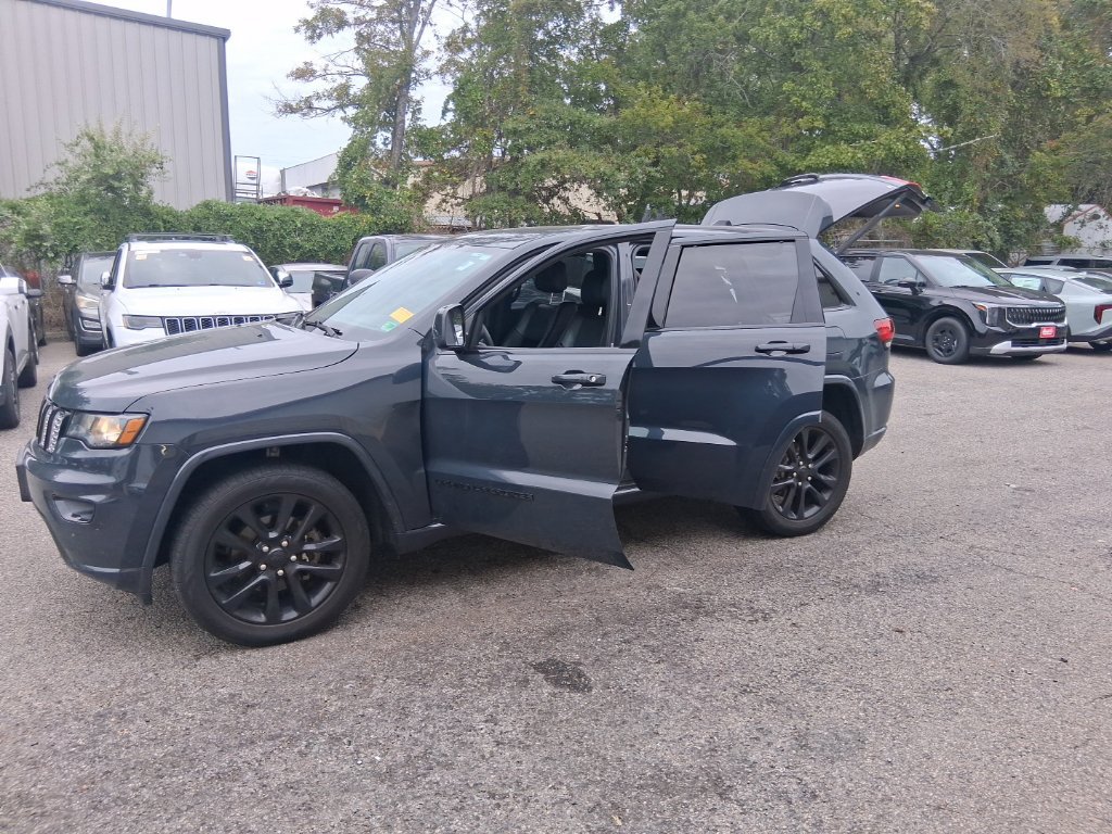 Used 2018 Jeep Grand Cherokee Altitude AWD/4WD image 22