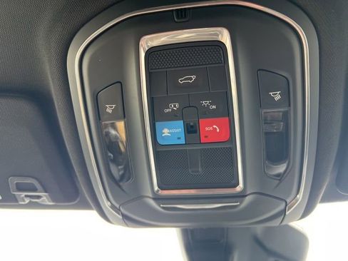 Used 2025 Jeep Grand Cherokee Altitude AWD/4WD image 23