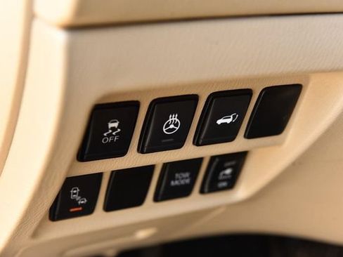 Used 2018 Nissan Pathfinder Platinum FWD image 12