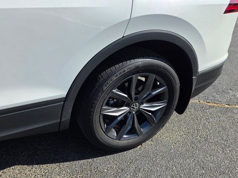 Used 2023 Volkswagen Tiguan SE w/ Panoramic Sunroof Package image 14