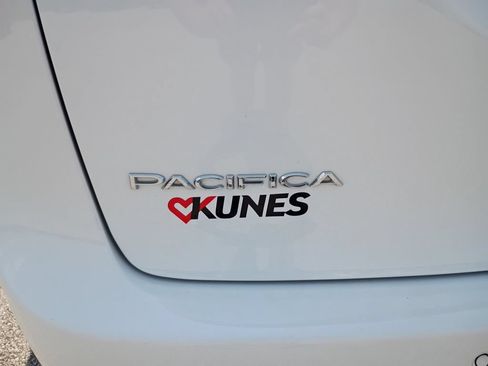 Used 2024 Chrysler Pacifica Touring-L FWD image 45