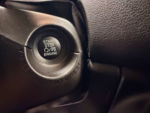 Used 2018 Jeep Renegade Latitude AWD/4WD image 37