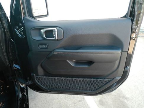 Used 2025 Jeep Wrangler Unlimited Sahara image 18