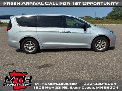 Used 2024 Chrysler Pacifica Touring-L FWD image 1