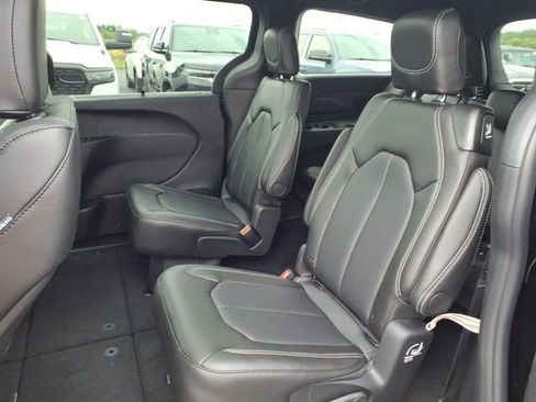 New 2027 Chrysler Pacifica Select FWD image 17