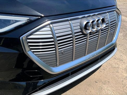 Used 2019 Audi e-tron Prestige w/ Prestige Package AWD/4WD image 32