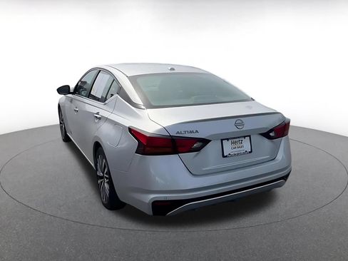 Used 2025 Nissan Altima 2.5 SV FWD image 11