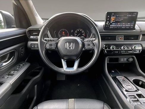 Certified 2025 Honda Pilot Touring image 8