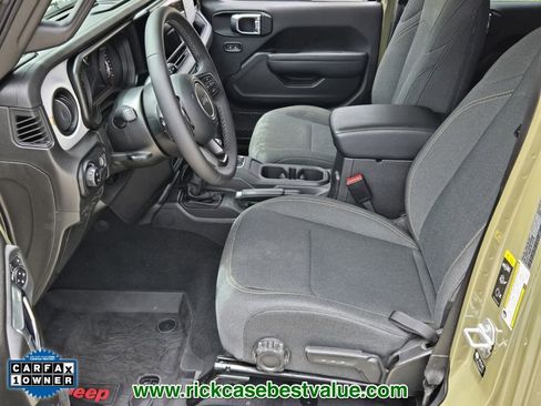 Used 2025 Jeep Gladiator Sport image 11