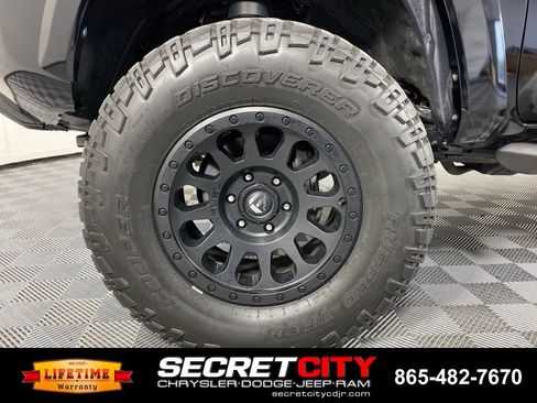 Used 2017 Toyota Tacoma TRD Sport w/ Tow Package (A/T) AWD/4WD image 9