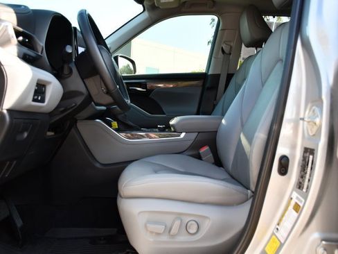 Used 2023 Toyota Highlander Limited image 13