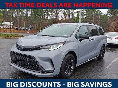 Used 2025 Toyota Sienna XSE w/ XSE Plus Package image 4