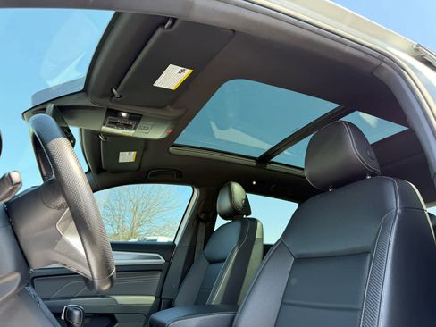 Used 2022 Volkswagen Atlas Cross Sport SEL R-Line image 18