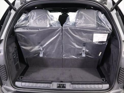 New 2025 Land Rover Discovery S image 31