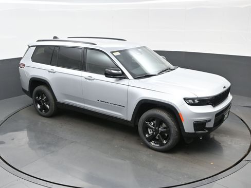 New 2025 Jeep Grand Cherokee L Limited w/ Black Appearance Package AWD/4WD image 25